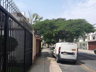 Foto 4 de VENDO AMPLIA CASA POR AVDA SAN BORJA NORTE