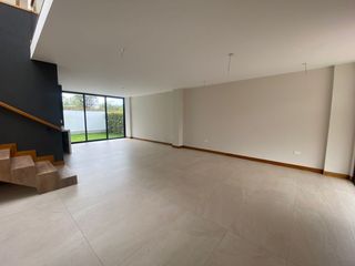 Foto 2 de Venta de casa en Puembo, conjunto cerrado con seguridad 24/7, fácil acceso hacia la Ruta Viva.