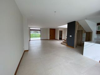 Foto 3 de Venta de casa en Puembo, conjunto cerrado con seguridad 24/7, fácil acceso hacia la Ruta Viva.