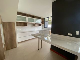 Foto 4 de Venta de casa en Puembo, conjunto cerrado con seguridad 24/7, fácil acceso hacia la Ruta Viva.