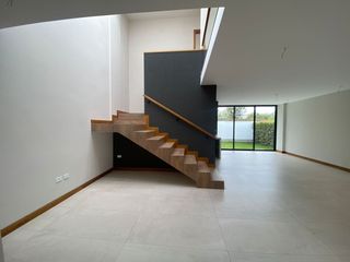 Foto 8 de Venta de casa en Puembo, conjunto cerrado con seguridad 24/7, fácil acceso hacia la Ruta Viva.