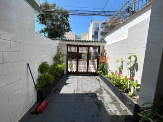 Foto 2 de buena casa de 3 pisos mas aires en san miguel cerca al parque de la media luna