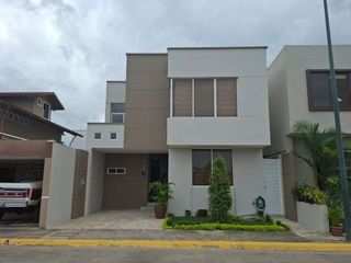Foto 2 de CASA COMPLETAMENTE AMOBLADA EN ALQUILER