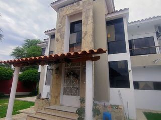 Foto 1 de AMPLIA CASA EN VENTA O ALQUILER LOMA BLANCA - PIURA