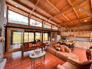 Foto 2 de En Venta Quinta con Terreno Amplio en la Autopista Azogues Cuenca