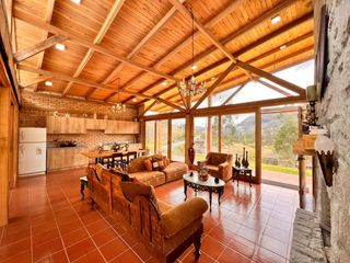 Foto 3 de En Venta Quinta con Terreno Amplio en la Autopista Azogues Cuenca