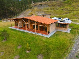 Foto 1 de En Venta Quinta con Terreno Amplio en la Autopista Azogues Cuenca