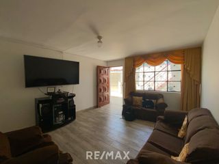 Foto 4 de Venta De Hermosa Casa De 3 Pisos Ubicada En La Mejor Zona Del Rimac, En La Av La Capilla.