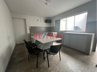 Foto 9 de Alquilo Casa De Dos Pisos Adaptada Para Empresa En Av. Ricardo Palma A.T 194.70 M2 Y A.C 289.40 M2