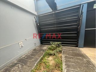 Foto 13 de Alquilo Casa De Dos Pisos Adaptada Para Empresa En Av. Ricardo Palma A.T 194.70 M2 Y A.C 289.40 M2