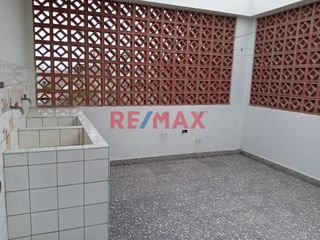 Foto 16 de Alquilo Casa En Esquina Ubicada En Urb San Isidro, Para Empresa O Uso Familiar At 152.54M2 Muy Cerca De La Reniec