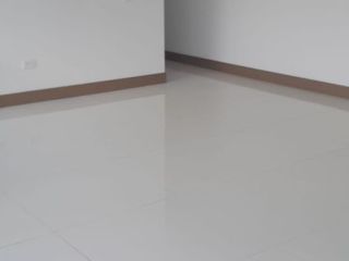 Foto 1 de CIUDAD JARDIN VENDO HERMOSO APTO COMO NUEVO 2 PISO,  RENTANDO