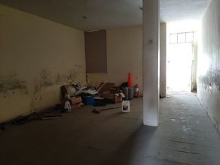 Foto 3 de SE VENDE CASA COMO TERRENO UBICADO EN AV LORETO - PIURA