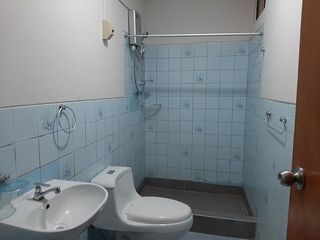 Foto 4 de SE VENDE CASA COMO TERRENO UBICADO EN AV LORETO - PIURA