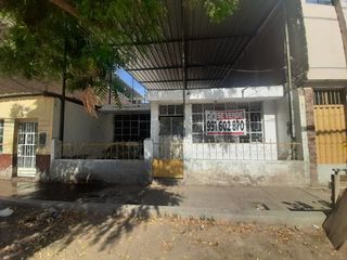 Foto 1 de SE VENDE CASA COMO TERRENO UBICADO EN AV LORETO - PIURA