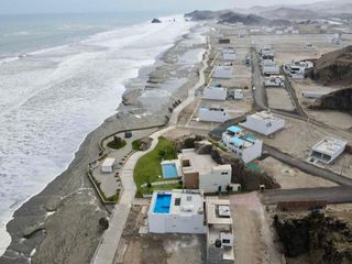 Foto 9 de Vendo casa de playa con piscina, amoblada en 2da. fila, condominio Neptuno, Cerro Azul, Cañete, km 129.90