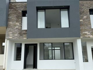 Foto 1 de VENTA DE CASA URB. TERRANOSTRA POR LA VIA QUITO