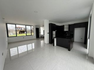 Foto 2 de VENTA DE CASA URB. TERRANOSTRA POR LA VIA QUITO