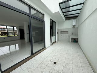 Foto 4 de VENTA DE CASA URB. TERRANOSTRA POR LA VIA QUITO