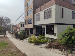 Foto 2 de Venta De Amplia Casa En El Distrito De Ate, frente a parque, 2 Pisos, Azotea Y Base Para 5 Pisos - Precio Negociable.