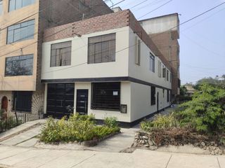 Foto 1 de Venta De Amplia Casa En El Distrito De Ate, frente a parque, 2 Pisos, Azotea Y Base Para 5 Pisos - Precio Negociable.