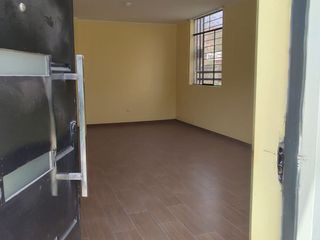 Foto 4 de Venta De Amplia Casa En El Distrito De Ate, frente a parque, 2 Pisos, Azotea Y Base Para 5 Pisos - Precio Negociable.