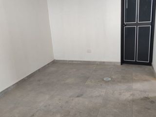 Foto 7 de Venta De Amplia Casa En El Distrito De Ate, frente a parque, 2 Pisos, Azotea Y Base Para 5 Pisos - Precio Negociable.