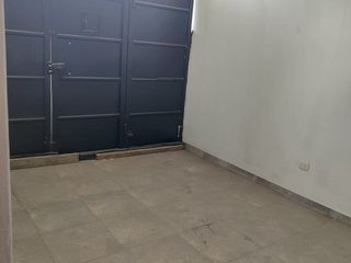 Foto 8 de Venta De Amplia Casa En El Distrito De Ate, frente a parque, 2 Pisos, Azotea Y Base Para 5 Pisos - Precio Negociable.