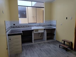 Foto 9 de Venta De Amplia Casa En El Distrito De Ate, frente a parque, 2 Pisos, Azotea Y Base Para 5 Pisos - Precio Negociable.