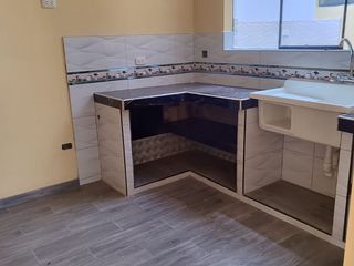 Foto 10 de Venta De Amplia Casa En El Distrito De Ate, frente a parque, 2 Pisos, Azotea Y Base Para 5 Pisos - Precio Negociable.