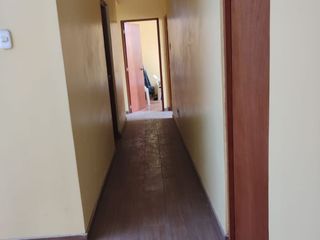 Foto 11 de Venta De Amplia Casa En El Distrito De Ate, frente a parque, 2 Pisos, Azotea Y Base Para 5 Pisos - Precio Negociable.
