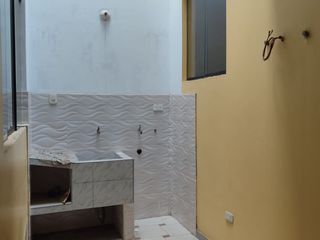 Foto 12 de Venta De Amplia Casa En El Distrito De Ate, frente a parque, 2 Pisos, Azotea Y Base Para 5 Pisos - Precio Negociable.