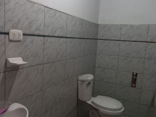 Foto 14 de Venta De Amplia Casa En El Distrito De Ate, frente a parque, 2 Pisos, Azotea Y Base Para 5 Pisos - Precio Negociable.