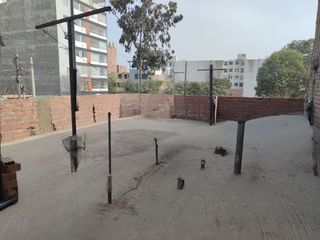 Foto 27 de Venta De Amplia Casa En El Distrito De Ate, frente a parque, 2 Pisos, Azotea Y Base Para 5 Pisos - Precio Negociable.