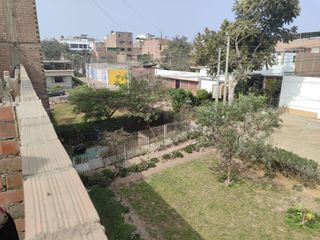Foto 28 de Venta De Amplia Casa En El Distrito De Ate, frente a parque, 2 Pisos, Azotea Y Base Para 5 Pisos - Precio Negociable.
