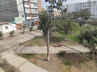 Foto 29 de Venta De Amplia Casa En El Distrito De Ate, frente a parque, 2 Pisos, Azotea Y Base Para 5 Pisos - Precio Negociable.