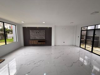 Foto 2 de VENTA DE CASA EN URB. PRIVADA POR LA VÍA QUITO