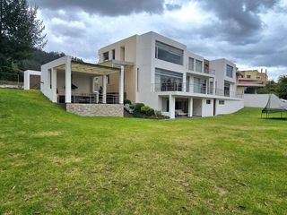 Foto 1 de Casa en alquiler 4 Dormitorios Sector Rancho San Francisco Cumbayá Quito - Ecuador