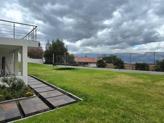 Foto 2 de Casa en alquiler 4 Dormitorios Sector Rancho San Francisco Cumbayá Quito - Ecuador