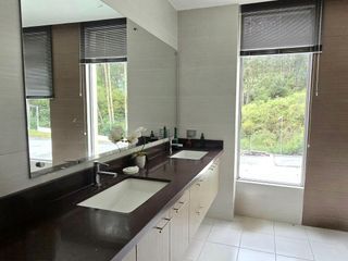 Foto 17 de Casa en alquiler 4 Dormitorios Sector Rancho San Francisco Cumbayá Quito - Ecuador