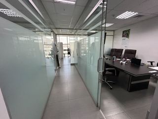 Foto 3 de ALQUILO MODERNA OFICINA CON 4 ESTACIONAMIENTOS, MIRAFLORES