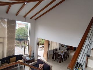 Foto 3 de Exclusiva Casa Campestre en Cajicá - Elegancia y Confort en un Entorno Natural