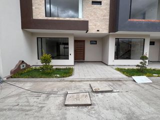 Foto 1 de Venta de casa, aplica a crédito vip - ubicado en Ricaurte | Colegio Sudamericano