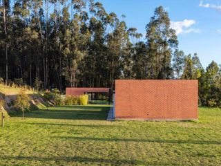 Foto 7 de Casa moderna de Renta en Checa, hermosos jardines