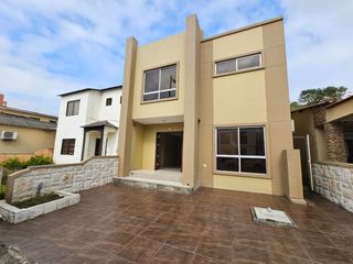 Alquilo casa en Villa club.