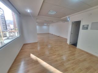 Foto 2 de OPORTUNIDAD ARRIENDO LINDA OFICINA DE 88M2 REPUBLICA DEL SALVADOR