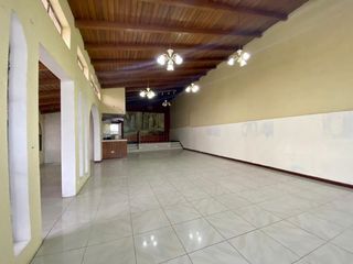 Foto 1 de Oficina o local interno comercial de renta en Mitad del mundo  Av. Equinoccial a dos cuadras del monumento