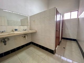 Foto 3 de Oficina o local interno comercial de renta en Mitad del mundo  Av. Equinoccial a dos cuadras del monumento
