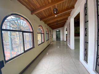 Foto 4 de Oficina o local interno comercial de renta en Mitad del mundo  Av. Equinoccial a dos cuadras del monumento