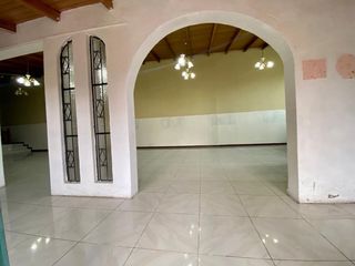 Foto 5 de Oficina o local interno comercial de renta en Mitad del mundo  Av. Equinoccial a dos cuadras del monumento